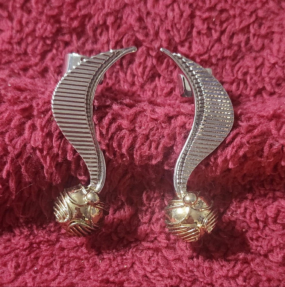 Authentic WBEI. (s17) Liscensed Harry Potters Golden Snitch Ear Crawler Earrings